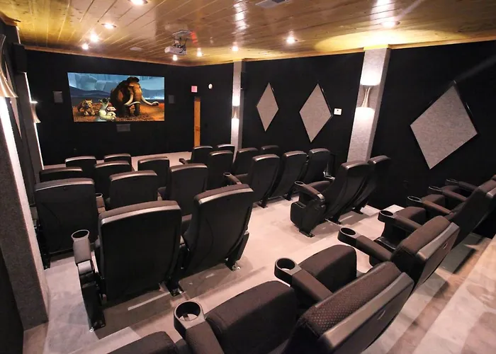 Serenity Mountain Pool Lodge, Theater Room, 560 Free Tickets Each Paid Day!!! Sevierville