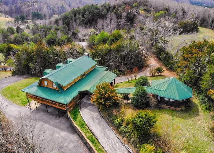 Smoky Bear Lodge With Guest House, Hot Tub, 560 Free Tickets Each Paid Day!!! Sevierville